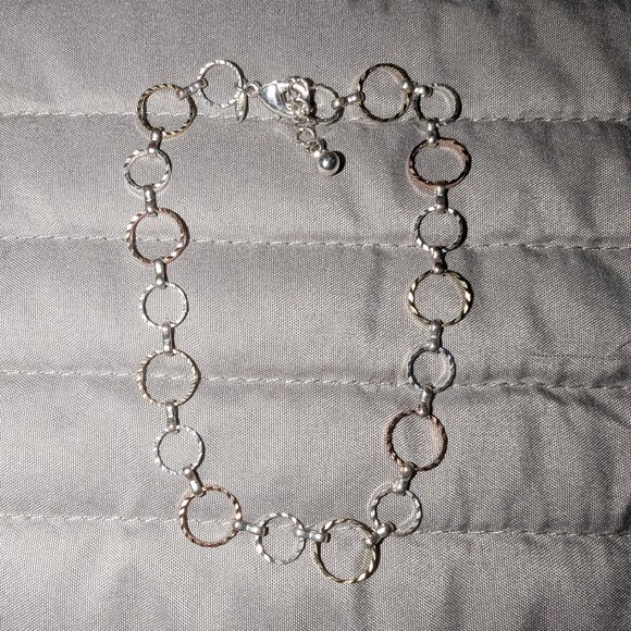 $2 with Bundle ~ Avon Silver Tone Textured Circle Link Bracelet Adjustable 4704 - Picture 1 of 4